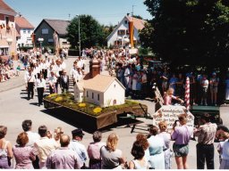 2015_Jubiläum_1990_Umzug_2